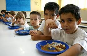 alunos se alimentando